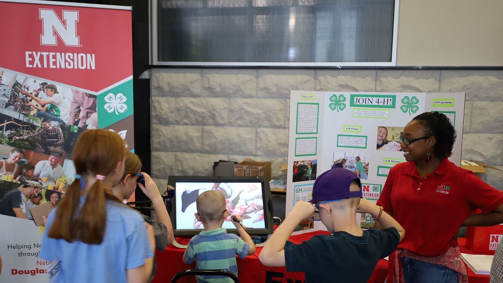 Adult female with youths using z-space at Douglas County Fair.